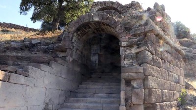 muhendislik - 2 bin 200 yıllık tiyatro girişi bulundu - MANİSA  Videosu