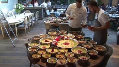  20 bin dolarlık antika çini tabaklarda vatandaşa aşure ikram etti 