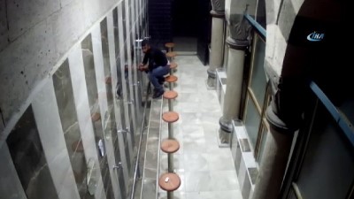  6 caminin musluklarını çalan 3 hırsız yakalandı... Hırsızlık anları kamerada 