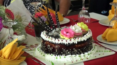  80 yaşındaki Türkiye aşığı Alman turistin 50. tatiline pastalı kutlama 