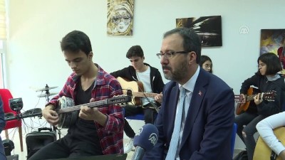 genclik merkezi - Bakan Kasapoğlu, öğrencilerle türkü söyledi - MANİSA  Videosu