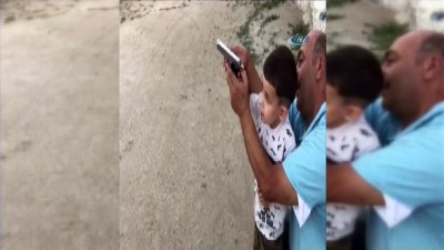  Maganda baba 4 yaşındaki oğluna böyle ateş ettirdi 