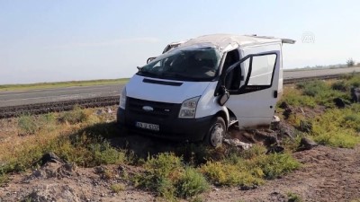 Düzensiz göçmenleri taşıyan kamyonet devrildi: 11 yaralı - IĞDIR 