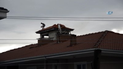  Hiç bir güvenlik önlemi almadan çatıda çalışan işçiler, yürekleri ağızlara getirdi 