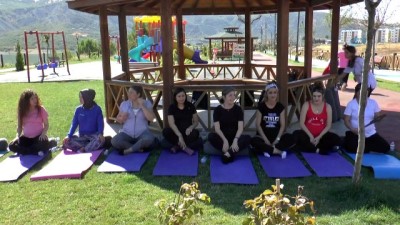 yoga -  Tunceli'de anne adayları doğada, yoga ile doğuma hazırlanıyor  Videosu