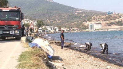  Foça’da denizdeki akaryakıtı temizleme çalışmaları devam ediyor 
