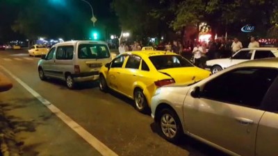 trafik kazasi -  Şehir merkezinde zincirleme kaza: 5 araç birbirine girdi Videosu