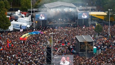 rock - Almanya'da ırkçılığa karşı on binler birlik oldu Videosu