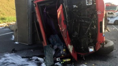 trafik kazasi - Arnavutköy'de trafik kazası: 1 ölü, 2 yaralı - İSTANBUL Videosu