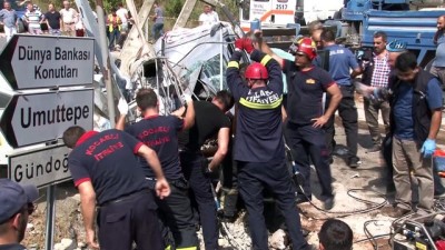  Elektrik direğine çarpan aracın hız kadranı 120'de takılı kaldı..Kazada 2 kişi hayatını kaybetti