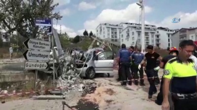 elektrik diregi -  Hafif ticari araç önce yayaya sonra elektrik direğine çarptı: 2 ölü Videosu