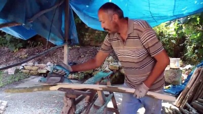 ceviz agaci -  Küçük bir atölyede ürettikleri kazma, kürek ve keser saplarını Türkiye'ye satıyorlar Videosu