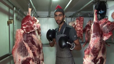  Milli sporcu dünya şampiyonasına kasap dükkanında etleri döverek hazırlanıyor
