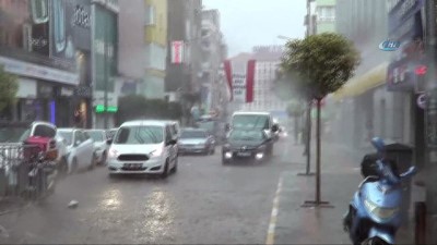 siginma -  Balıkesir’de beklenen yağış geldi... Sokaklar göle döndü Videosu