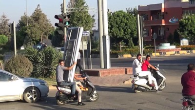  Bu görüntüler pes dedirtti...Motosikletle kapı taşıdılar 