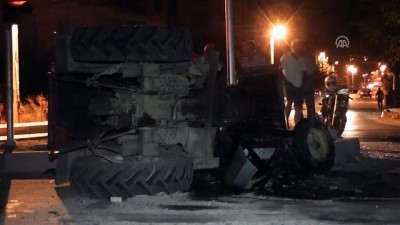 İzmir'de otomobille traktör çarpıştı: 2 yaralı 