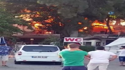 yangin yeri -  Tüp bomba gibi patladı... Tatilciler alev alev yanan kafeyi korkulu gözlerle izledi Videosu