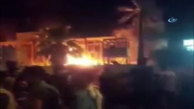 sokaga cikma yasagi -  - Basra’da Göstericiler Siyasi Parti Ve Kamu Binalarını Ateşe Verdi Videosu