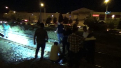 tren raylari -  Evini iki kez yakan kadın bu kez raylara oturarak intihar etti  Videosu