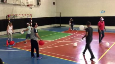  Öğretmenler gözlerini bağlayıp balonları aradı 