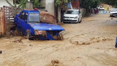 su baskini -  Sel suları otomobilleri sürükledi, ev ve iş yerleri sular altında kaldı Videosu