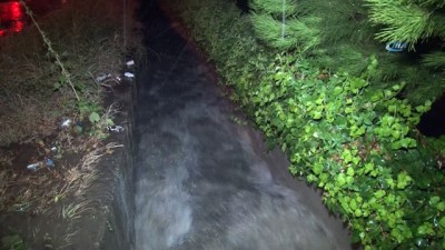 dere yatagi -  Şiddetli yağışlar yolları dere yatağına çevirdi  Videosu