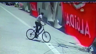 yasli kadin - Yaşlı kadının para dolu cüzdanının çalınması - ADANA  Videosu