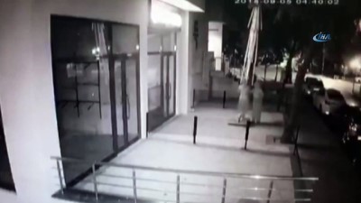 yok artik -  İstanbul’da dev şemsiyeyi halterci gibi kaldırıp çalan kadın hırsızlar kamerada  Videosu