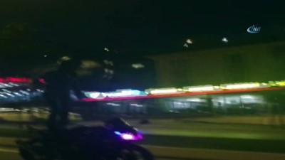 amator kamera -  Motosikletli sürücünün tehlikeli şovu kamerada  Videosu