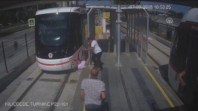 yasli adam - Samsun'da tramvay kazası: 1 yaralı Videosu