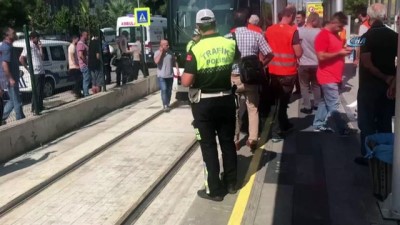 rayli sistem -  Samsun'da tramvay yayaya çarptı: 1 yaralı  Videosu