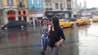 Beyoğlu'nda vatandaşlar yağmura hazırlıksız yakalandı