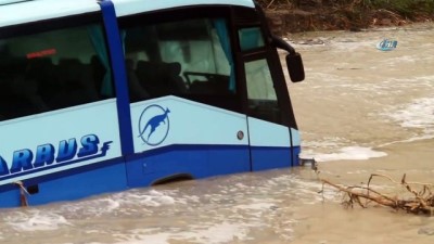 yolcu otobusu -  - Karadeniz Yolcu Otobüsünü İçine Çekti Videosu