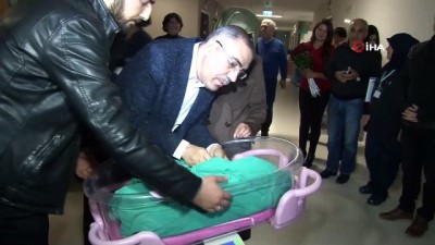 yeni dogan bebek -  Adana'da 2019'un ilk bebeği “Zeynep” bebek oldu  Videosu