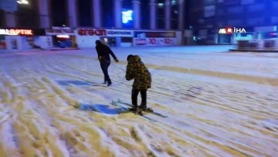  Çocuklarıyla birlikte şehir merkezinde kayak yaptı 