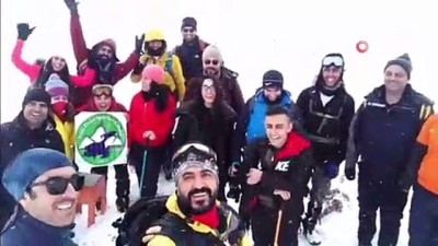  Dağcılar, rahatsızlanan arkadaşlarını dağdan böyle indirdi 