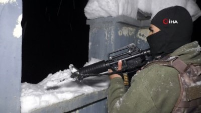  Dondurucu soğuk ve metrelerce karda nöbet tutan kahramanlardan Türkiye'ye yeni yıl mesajı 