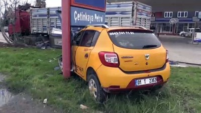 Kontrolden çıkan taksi reklam direğine çarptı: 1 yaralı - ADANA 