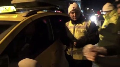  Polis ekipleri eksi 10 derecede trafik denetimi yapıp çikolata dağıttı, yılbaşı kutladı 