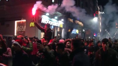 Taksim'de vatandaşlar yeni yıla böyle girdi 
