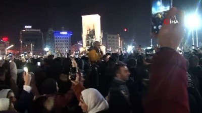  Taksim'de vatandaşlar yeni yıla böyle girdi 