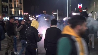  Taksim'de yeni yılda dilek fenerleri uçurdular 