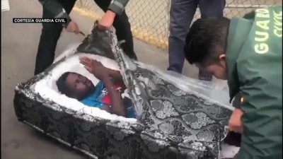 kacak - Video | Koltuk minderinden kaçak göçmen çıktı Videosu