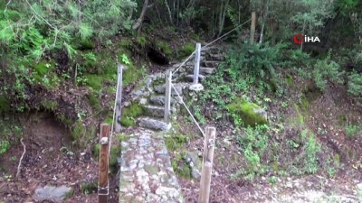  12 bin yıllık mağaranın duvarlarını tahrip ettiler 