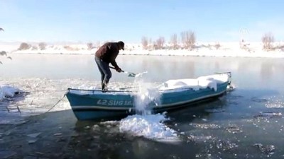 buz tutan gol - Balıkçılar buz tutan gölün ava açılmasını bekliyor - KONYA  Videosu