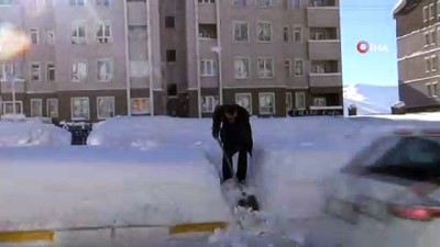  Bitlis’te kar, şehri beyaza kapladı... Araçlar, çocuk parkları, yollar görünmez oldu 