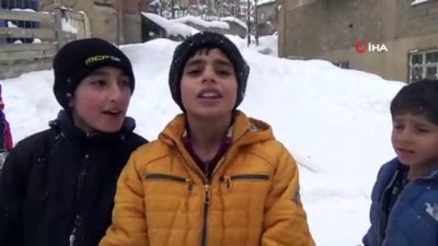  Çocukların kayak keyfi...Kızakları olmayan çocuklar, poşet ve tahta parçalarının üzerinde kayıyor 