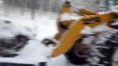  Elektrik arıza ekiplerinin karla mücadelesi 