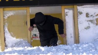 Ev ve araçlar kara gömüldü - BİTLİS