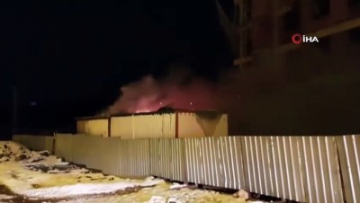 polis -  İnşaat işçilerinin kaldığı baraka alev alev yandı  Videosu